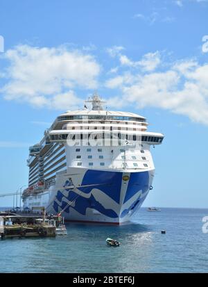 DOMINICA, KARIBIK - 24. MÄRZ 2017 : Königliche Prinzessin Schiff im Hafen von Roseau angedockt. Royal Princess wird von Princess Cruises Linie betrieben und hat eine Kapazität Stockfoto