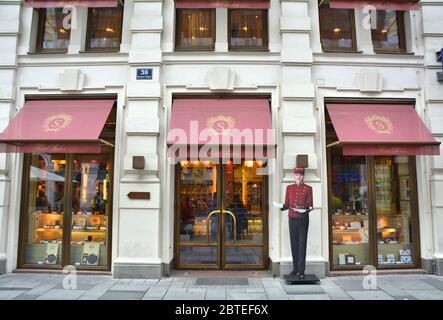 WIEN, ÖSTERREICH - 03. MAI 2016 : Eintritt in das Café Hotel Sacher. Das Café Sacher ist berühmt für seine ursprüngliche Sacher Torte-Schokolade Stockfoto