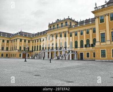 WIEN, ÖSTERREICH - 03. MAI 2016 : Eintritt in das Schloss Shonbronn in Wien. Shonbronn ist eine ehemalige Sommerresidenz der Habsburger Könige Stockfoto