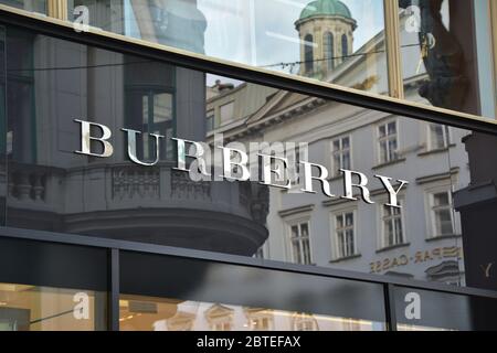 WIEN, ÖSTERREICH - 03. MAI 2016 : Burberry Store in Wien. Burberry ist ein britisches Luxusmodenhaus mit Sitz in London Stockfoto