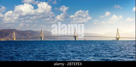 Panoramablick auf die moderne Brücke mit weißen Wolken. Rion-Antirion-Brücke, Griechenland, Europa. Die Rion-Antirion-Brücke in Griechenland eine der Sehnsüchte der Welt Stockfoto