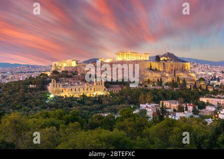 Die Akropolis von Athen, Griechenland, mit dem Parthenon Tempel mit Lichtern während des Sonnenuntergangs. Athen, Griechenland, Europa Stockfoto