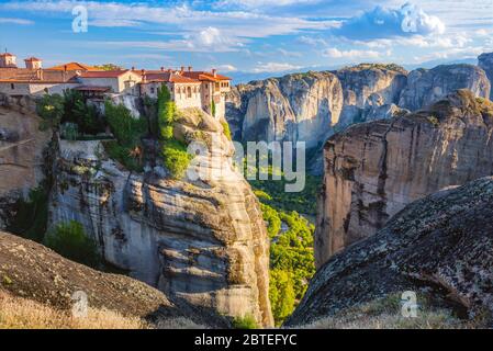 Meteora-Klöster. Panoramablick auf das Kloster von Varlaam am Rande des hohen Felsens. Das Meteora-Gebiet ist zum UNESCO-Weltkulturerbe ernannt. Gr Stockfoto