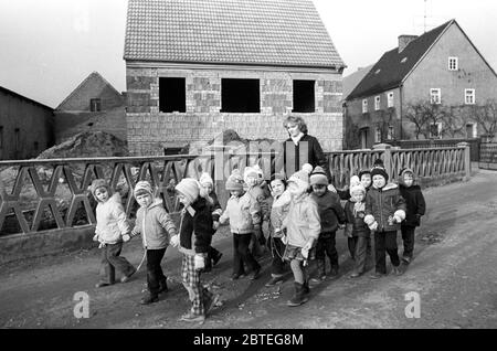 30. November 1984, Sachsen, Krostitz: Eine Kindergartengruppe geht Mitte der 1980er Jahre an einer Einfamilienhausbaustelle im Landkreis Torgau vorbei. Das genaue Datum der Aufzeichnung ist nicht bekannt. Foto: Volkmar Heinz/dpa-Zentralbild/ZB Stockfoto