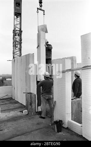 30. November 1984, Sachsen, Krostitz: Mitte der 1980er Jahre entsteht im Stadtteil Torgau ein Wohnhaus. Das genaue Datum der Aufzeichnung ist nicht bekannt. Foto: Volkmar Heinz/dpa-Zentralbild/ZB Stockfoto