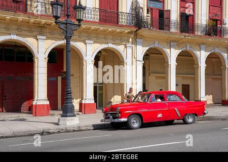 Klassisches amerikanisches rotes Auto auf der Straße, Havanna, Kuba