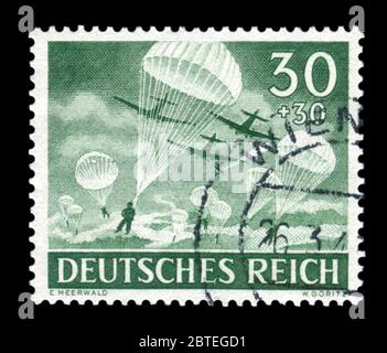 Deutsche historische Stempel: Fallschirmjäger der Wehrmacht Fallschirm in mit Transportflugzeugen Junkers Ju 52, Memorial Day Ausgabe 1943, Deutschland, DR Stockfoto