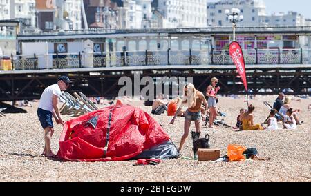 Beach CrowdBrighton UK 25. Mai 2020 - Besucher genießen den Feiertagshitzigen Sonnenschein am Brighton Strand heute, da die Temperaturen während der Coronavirus COVID-19 Pandemie-Krise die hohen 20er Jahre im Südosten Englands erreichen werden. Quelle: Simon Dack / Alamy Live News Stockfoto
