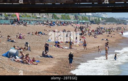 Brighton UK 25. Mai 2020 - Besucher genießen den Feiertagshitzigen Sonnenschein am Brighton Strand heute, da die Temperaturen während der Coronavirus COVID-19 Pandemie-Krise die hohen 20er Jahre im Südosten Englands erreichen werden. Quelle: Simon Dack / Alamy Live News Stockfoto