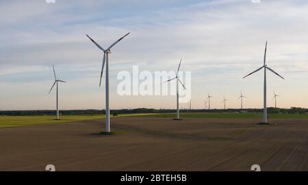 Werneuchen, Deutschland. Mai 2020. Windturbinen am Abend in Werneuchen. Quelle: Paul Zinken/dpa-Zentralbild/ZB/dpa/Alamy Live News Stockfoto