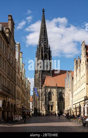 Münster/Westfalen, Prinzipalmarkt, Häuserzeile mit Bogengängen, Blick auf St. Lamberti Stockfoto