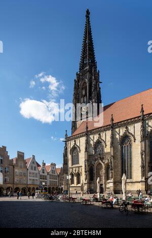 Münster/Westfalen, Prinzipalmarkt, Häuserzeile mit Bogengängen, Blick auf St. Lamberti Stockfoto