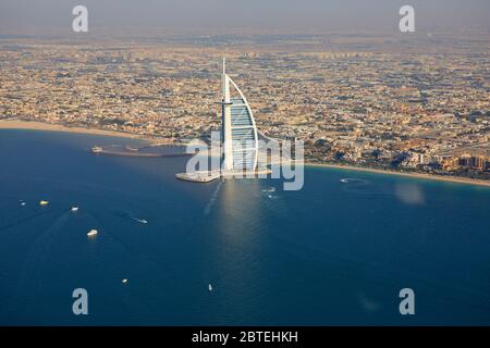 Luftaufnahme der Stadt mit der Al Arab aus dem Hubschrauber, Dubai, Vereinigte Arabische Emirate gesehen Stockfoto