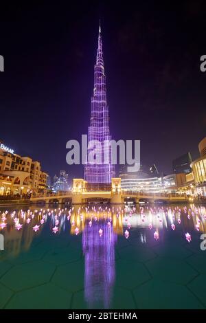 Burj Khalifa LED-Beleuchtung bei Dämmerung, Dubai, Vereinigte Arabische Emirate Stockfoto