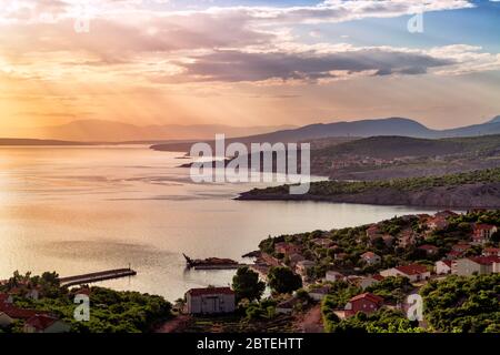 Sonnenstrahlen am Abend über der Adria auf Kroatien Stockfoto