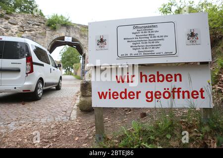 Blankenburg, Deutschland. Mai 2020. Ein Schild mit der Inschrift, die wir wieder geöffnet haben, befindet sich am Eingang zur Burgruine Regenstein in Blankenburg. Ein beliebtes Ausflugsziel ist der Sandsteinfelsen, auf dem die Burg einst stand. Quelle: Matthias Bein/dpa-Zentralbild/dpa/Alamy Live News Stockfoto