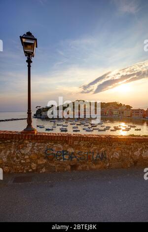 Stille Bucht bei Sonnenuntergang, Sestri Levante, Italien Stockfoto