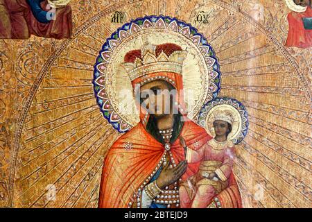 Byzantinische Ikone aus der Ukraine, genannt "Tröster der Bedrängten", die die heilige Maria, die Gottesmutter, mit der Hand auf ihr Jesuskind zeigt. Stockfoto