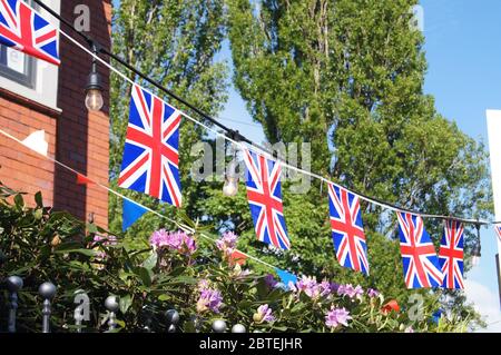 UK Flaggen Union Flaggen Jack hängen von Festoon Linie an sonnigen Tag UK England Stockfoto