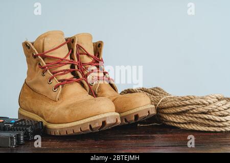 Ausrüstung für Reisende inklusive Wanderschuhe und walki-Talkie Stockfoto