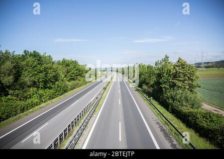 Bamberg, Deutschland. Mai 2020. Bamberg, Deutschland 24.05.2020: Symbolische Bilder - 2020 EIN Blick auf die leere A 70 bei Bamberg, ohne Auto, ausgestorben, weltweit verwendet Quelle: dpa/Alamy Live News Stockfoto