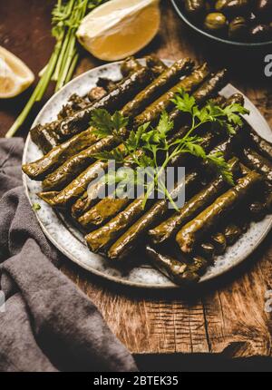 Türkisches Sarma oder Dolma mit Reis und Gewürzen auf dem Teller Stockfoto