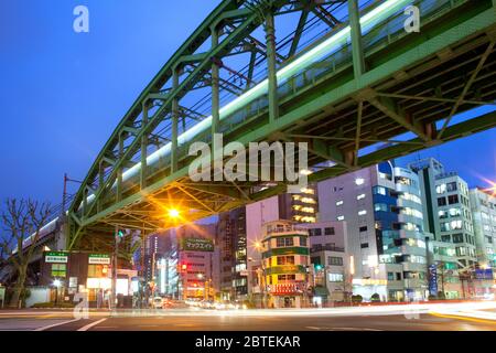 Akihabara Electric Town, Tokyo, Kanto Region, Honshu, Japan - beleuchtete Gebäude mit Werbeschildern in einem Einkaufsviertel und Stockfoto