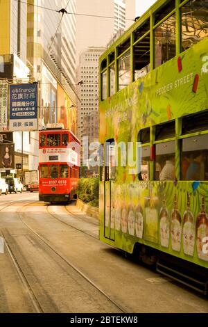 Causeway Bay, Hong Kong Island, Hong Kong, China - traditionelle Straßenschilder und Ladenschilder mit Blick auf die Straße. Stockfoto