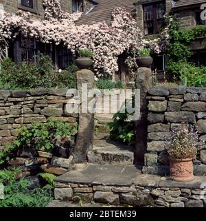 Alte Steintore Pfosten auf Trockenmauern im Garten Stockfoto