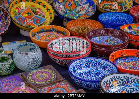 Nahaufnahme von bunt dekorierten marokkanischen Porzellanschalen, -Tellern und -Fliesen im Portobello Road Market, Notting Hill, West London. Stockfoto