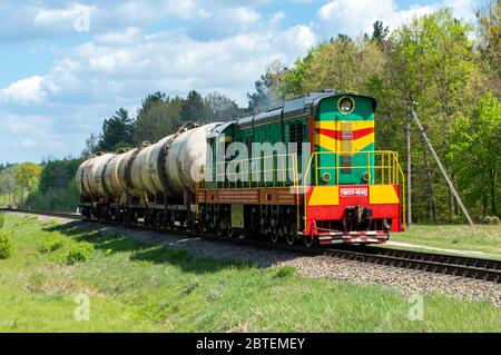 Güterdiesellokomotive Ansicht schließen. Ölförderung. Ölförderer. Grüne Lokomotive. Güterzug Öltransport. Stockfoto