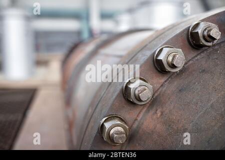 Verschraubte Schraubverbindung, Abdichtung Anschluss an Schachtloch von Industriemaschinen Kompressor oder Pumpe auf Chemieanlage selektive Fokus mit außerhalb Fokus ab Stockfoto