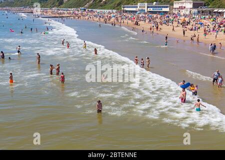 Bournemouth, Dorset, Großbritannien. Mai 2020. UK Wetter: Glühend heiß an den Stränden von Bournemouth mit klarem blauen Himmel und ungebrochenem Sonnenschein, während die Temperaturen am Feiertagsmontag ansteigen. Sonnenhungrige strömen an die Küste und die Strände sind voll, mit Parkplätzen voll und Autos überall und überall. Quelle: Carolyn Jenkins/Alamy Live News Stockfoto