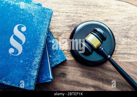 Draufsicht des Richters gavel und Stapel der alten Gesetzbücher auf dem hölzernen Tisch Stockfoto