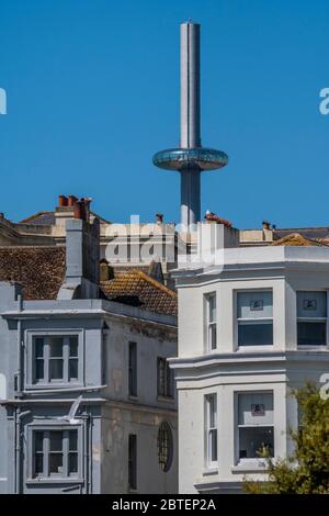 Brighton, Großbritannien. Mai 2020. Die British Airways i360 steht über der Stadt und dem Strand frei - Es ist sonnig und die Menschen kommen an den Strand und die Küste von Brighton, während Feiertag Montag. Es ist zwar viel los, aber es gibt immer noch viel Raum für soziale Distanz. Die Lockdown-Funktion für den Ausbruch des Coronavirus (Covid 19) wird fortgesetzt. Kredit: Guy Bell/Alamy Live News Stockfoto