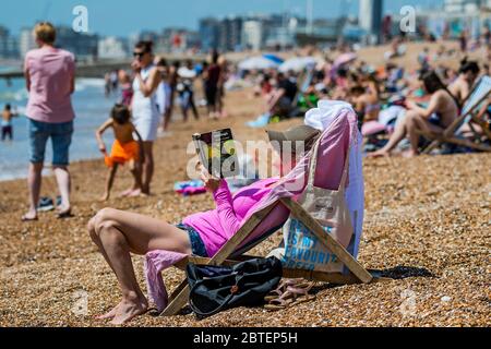 Brighton, Großbritannien. Mai 2020. Es ist sonnig und die Menschen kommen an den Strand und die Küste von Brighton, während der Feiertage Montag. Es ist zwar viel los, aber es gibt immer noch viel Raum für soziale Distanz. Die Lockdown-Funktion für den Ausbruch des Coronavirus (Covid 19) wird fortgesetzt. Kredit: Guy Bell/Alamy Live News Stockfoto