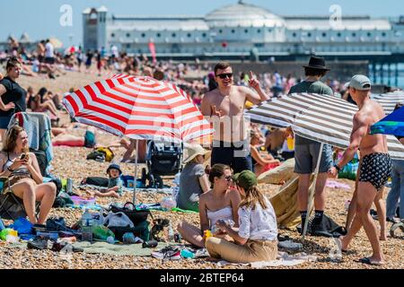 Brighton, Großbritannien. Mai 2020. Es ist sonnig und die Menschen kommen an den Strand und die Küste von Brighton, während der Feiertage Montag. Es ist zwar viel los, aber es gibt immer noch viel Raum für soziale Distanz. Die Lockdown-Funktion für den Ausbruch des Coronavirus (Covid 19) wird fortgesetzt. Kredit: Guy Bell/Alamy Live News Stockfoto