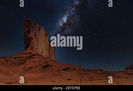 Sagenhafte Milchstraße über Monument Valley. Stockfoto