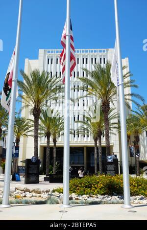 FULLERTON CALIFORNIA - 22. MAI 2020: Fahnenmasten und Langsdorf Hall am Haupteingang der California State University Fullerton, CSUF. Stockfoto