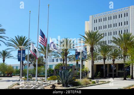 FULLERTON CALIFORNIA - 22. MAI 2020: Flaggen und Langsdorf Hall am Haupteingang der California State University Fullerton, CSUF. Stockfoto