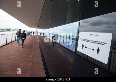 Hamburg, Deutschland. Mai 2020. Auf dem Platz der Elbphilharmonie, der wegen des Coronavirus vorübergehend geschlossen und am 25.05.2020 wieder eröffnet wurde, stehen Besucher in der Ferne. Kredit: Daniel Bockwoldt/dpa/Alamy Live News Stockfoto