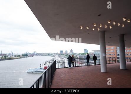 Hamburg, Deutschland. Mai 2020. Auf dem Platz der Elbphilharmonie, der wegen des Coronavirus vorübergehend geschlossen und am 25.05.2020 wieder eröffnet wurde, stehen Besucher in der Ferne. Kredit: Daniel Bockwoldt/dpa/Alamy Live News Stockfoto