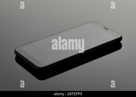 Mobiles Smartphone auf der Oberfläche mit Reflexion Stockfoto