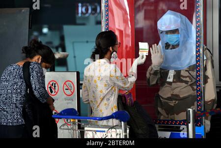 Neu Delhi, Indien. Mai 2020. Ein Wachmann (R) ist am Indira Gandhi International Airport in Neu Delhi, Indien, am 25. Mai 2020 im Einsatz. Indiens Bundesregierung hat die Wiederaufnahme von Inlandsflügen ab Montag zugelassen. Kredit: Partha Sarkar/Xinhua/Alamy Live News Stockfoto