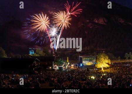 Freilichtkonzert der Philharmonie Bad Reichenhall am Thumsee in der Nähe von Bad Reichenhall mit riesigem Feuerwerk, Berchtesgaden, Deutschland Stockfoto