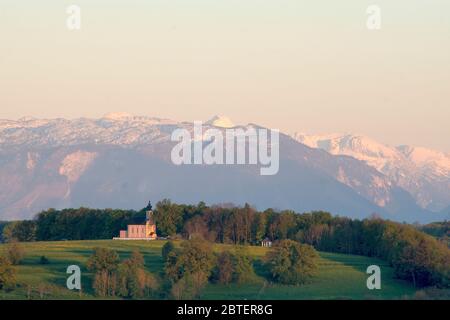 Kirche Maria Mühlberg hoch über waging mit de mUntersberg im Hintergrund Stockfoto