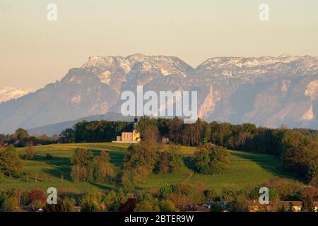 Die Wallfahrtskirche Maria Mühlberg hoch über waging Stockfoto