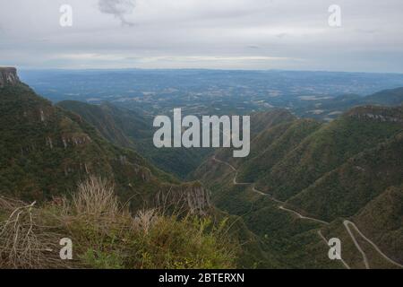 Lauro Muller, Santa Catarina, Brasilien - 22. Mai 2020: Kurvenige Straße in den Bergen der Serra do Rio do Rastro Stockfoto