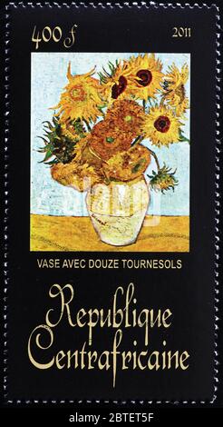 Topf mit Sonnenblumen von Van Gogh auf Briefmarke gemalt Stockfoto