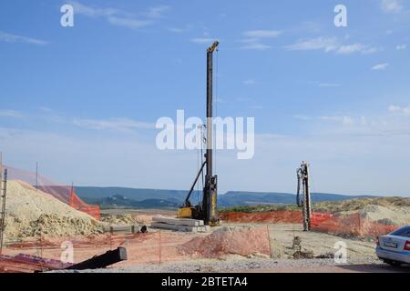 Bau eines neuen Straßen- und Verkehrsknotenpunkt. Arbeiten an Stahlbetonkonstruktionen und Straßenbelag. Stockfoto